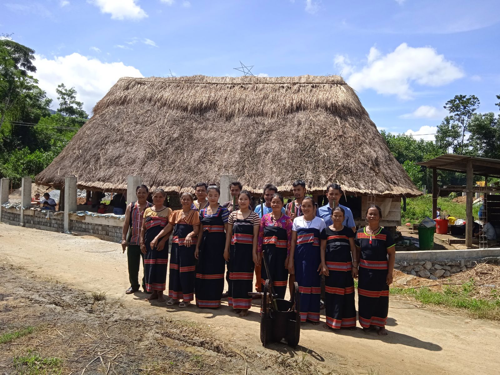 Nghệ nhân nữ thôn Đắc Ro bên nhà (Moong) văn hóa truyền thống thôn