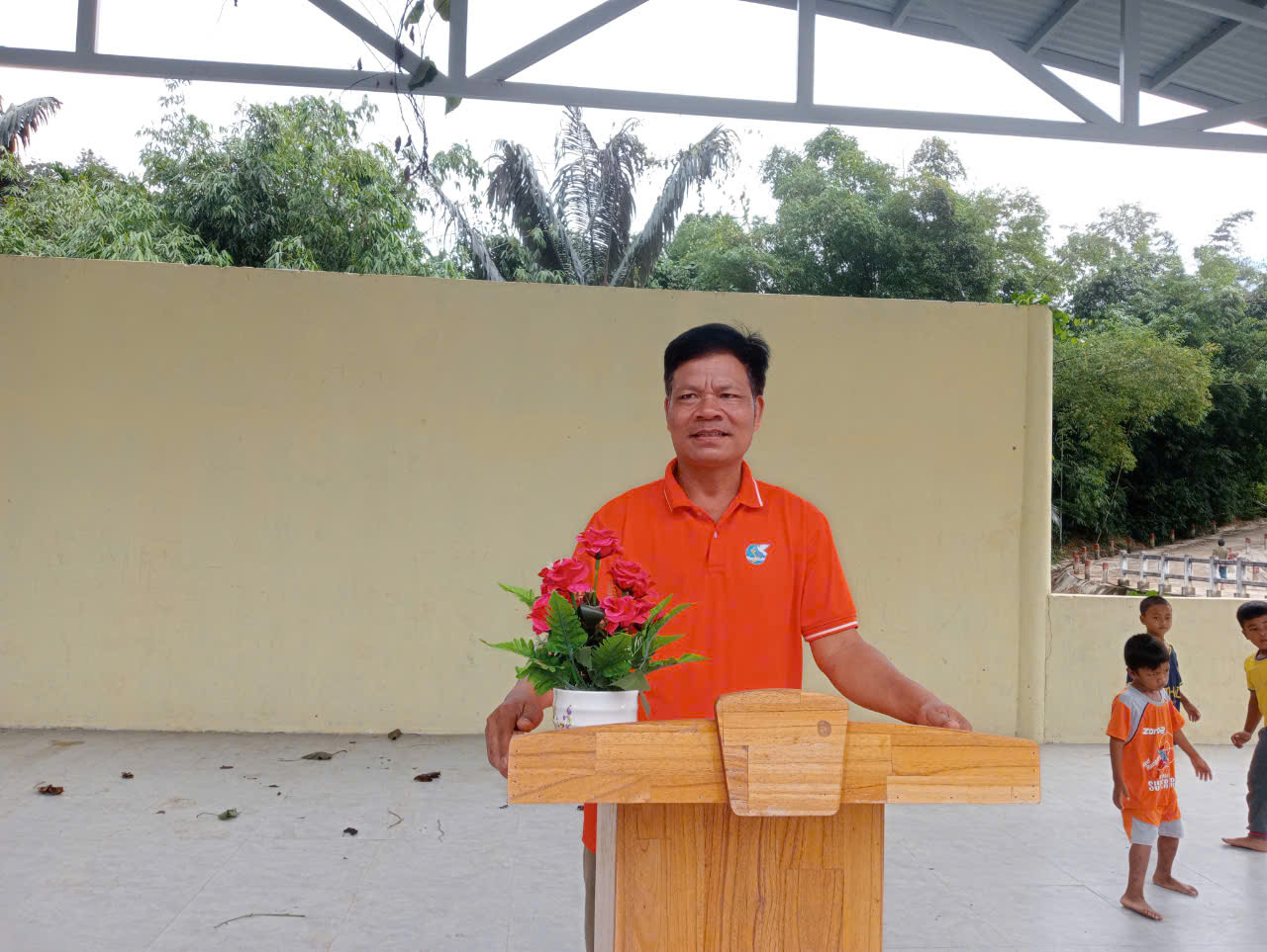 Đồng chí Tơ Ngô l Vứt phát biểu ra quân hưởng ứng ngày môi trường