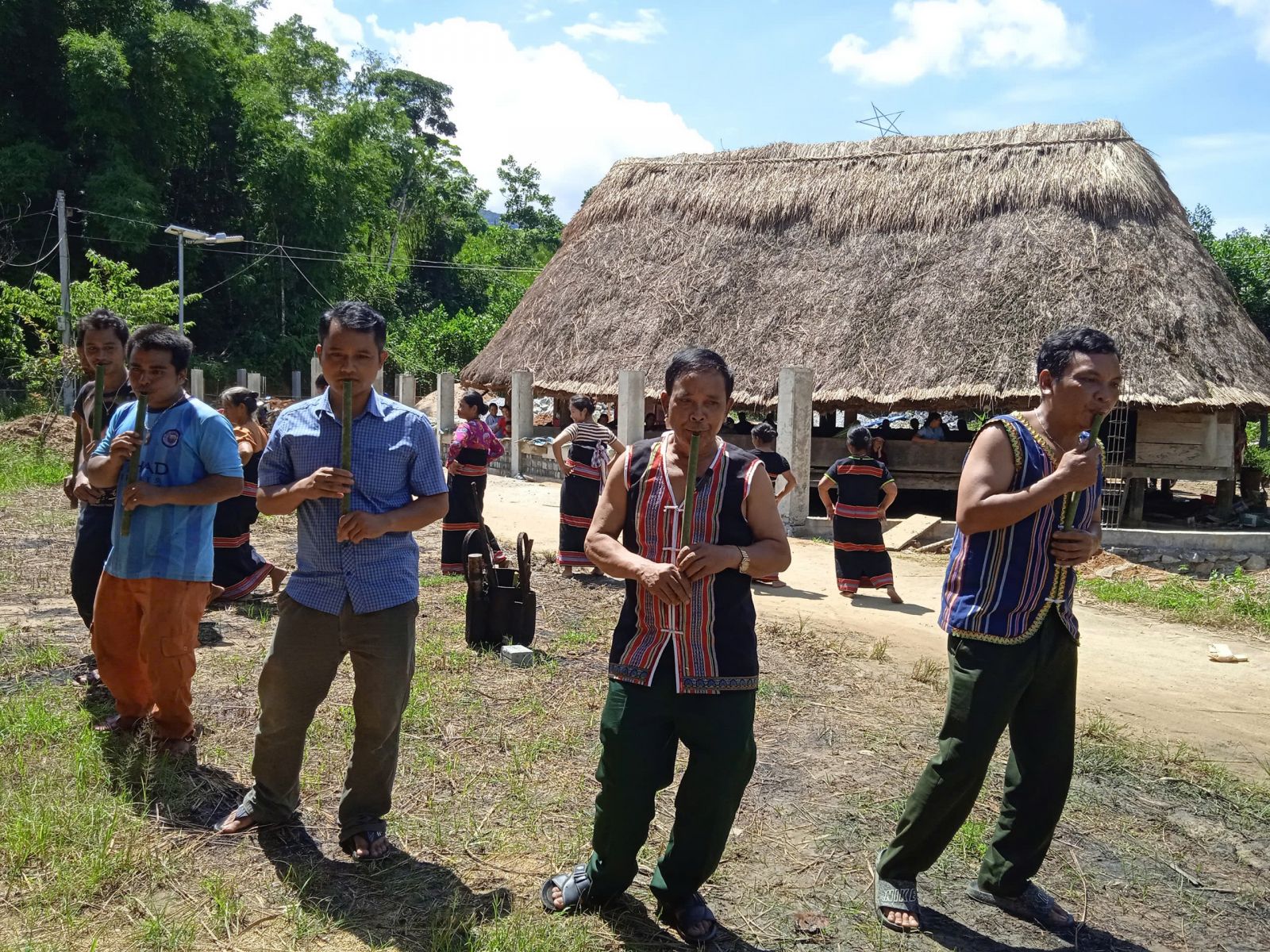 Nghệ Đắc Ro trình diễn Đing Tút